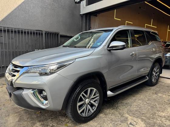 TOYOTA HILUX SW4 2.8 SRX 4X4 7 LUGARES 16V TURBO INTERCOOLER DIESEL 4P AUTOMÁTICO TOYOTA HILUX SW4 2.8 SRX 4X4 7 LUGARES 16V TURBO INTERCOOLER DIESEL 4P AUTOMÁTICO